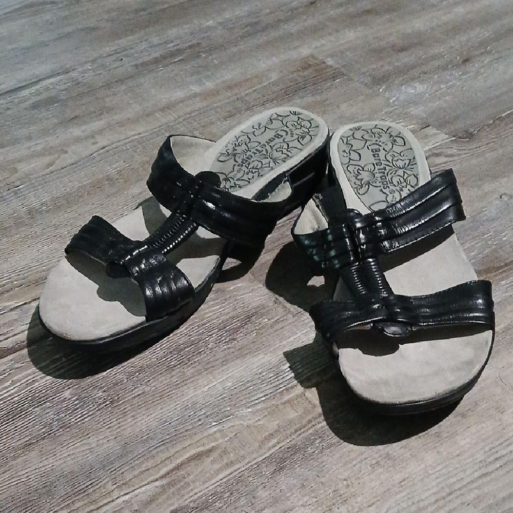 BareTraps Justee black leather slip on sandals slides  Sz 9 NWOT